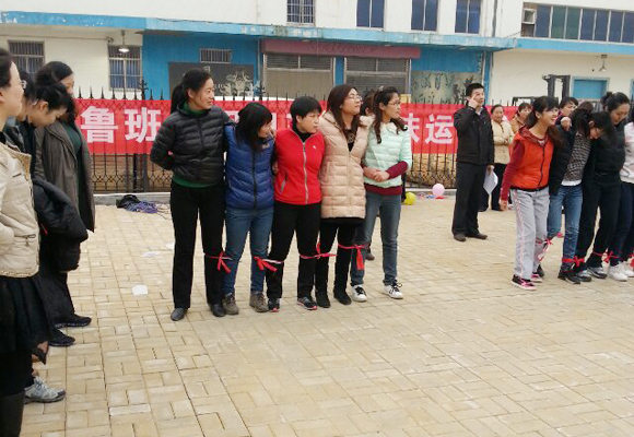 2014年3月7日，公司全體女職工以昂揚的斗志，飽滿的精神狀態(tài)，參加了金魯班集團組織的第一屆趣味運動會，并參與了跳繩、拔河、踢毽子等7個項目的比賽，包攬了踢毽子前三名的傲人戰(zhàn)績，拔河獲第二名。