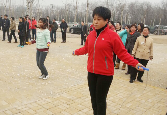 2014年3月7日，公司全體女職工以昂揚的斗志，飽滿的精神狀態(tài)，參加了金魯班集團組織的第一屆趣味運動會，并參與了跳繩、拔河、踢毽子等7個項目的比賽，包攬了踢毽子前三名的傲人戰(zhàn)績，拔河獲第二名。