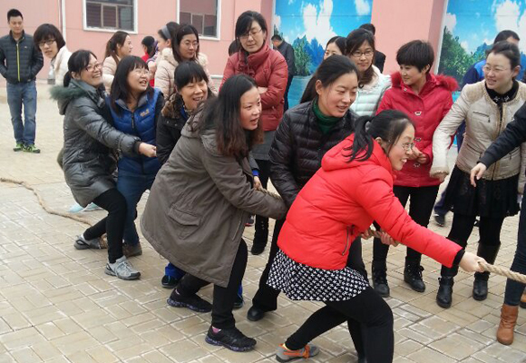 2014年3月7日，公司全體女職工以昂揚的斗志，飽滿的精神狀態(tài)，參加了金魯班集團組織的第一屆趣味運動會，并參與了跳繩、拔河、踢毽子等7個項目的比賽，包攬了踢毽子前三名的傲人戰(zhàn)績，拔河獲第二名。